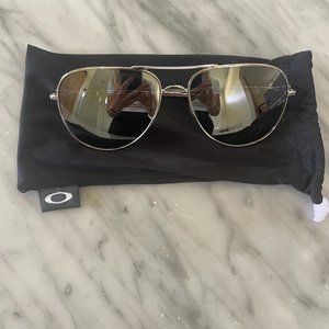 Oakley Elmont Aviator type sunglasses in Chrome. In great condition!